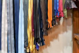 Mercerie (tissus, ciseaux, boutons, rubans, fils, aiguilles)