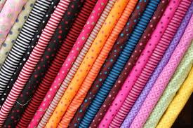 Mercerie (tissus, ciseaux, boutons, rubans, fils, aiguilles)