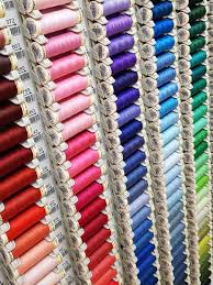 Mercerie (tissus, ciseaux, boutons, rubans, fils, aiguilles)