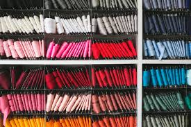 Mercerie (tissus, ciseaux, boutons, rubans, fils, aiguilles)